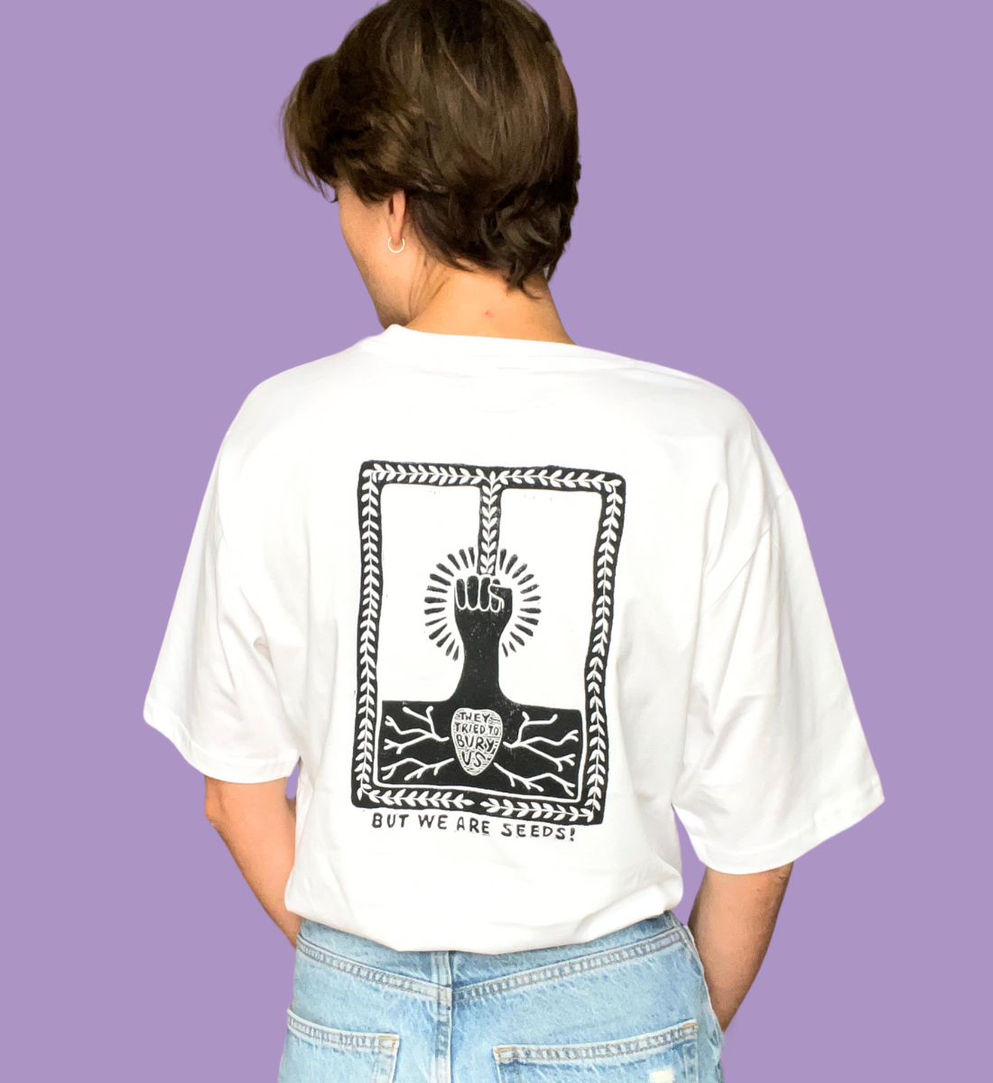 Feminist Shirt mit Linolschnitt - Rückenprint für female Empowerment zum Weltfrauentag