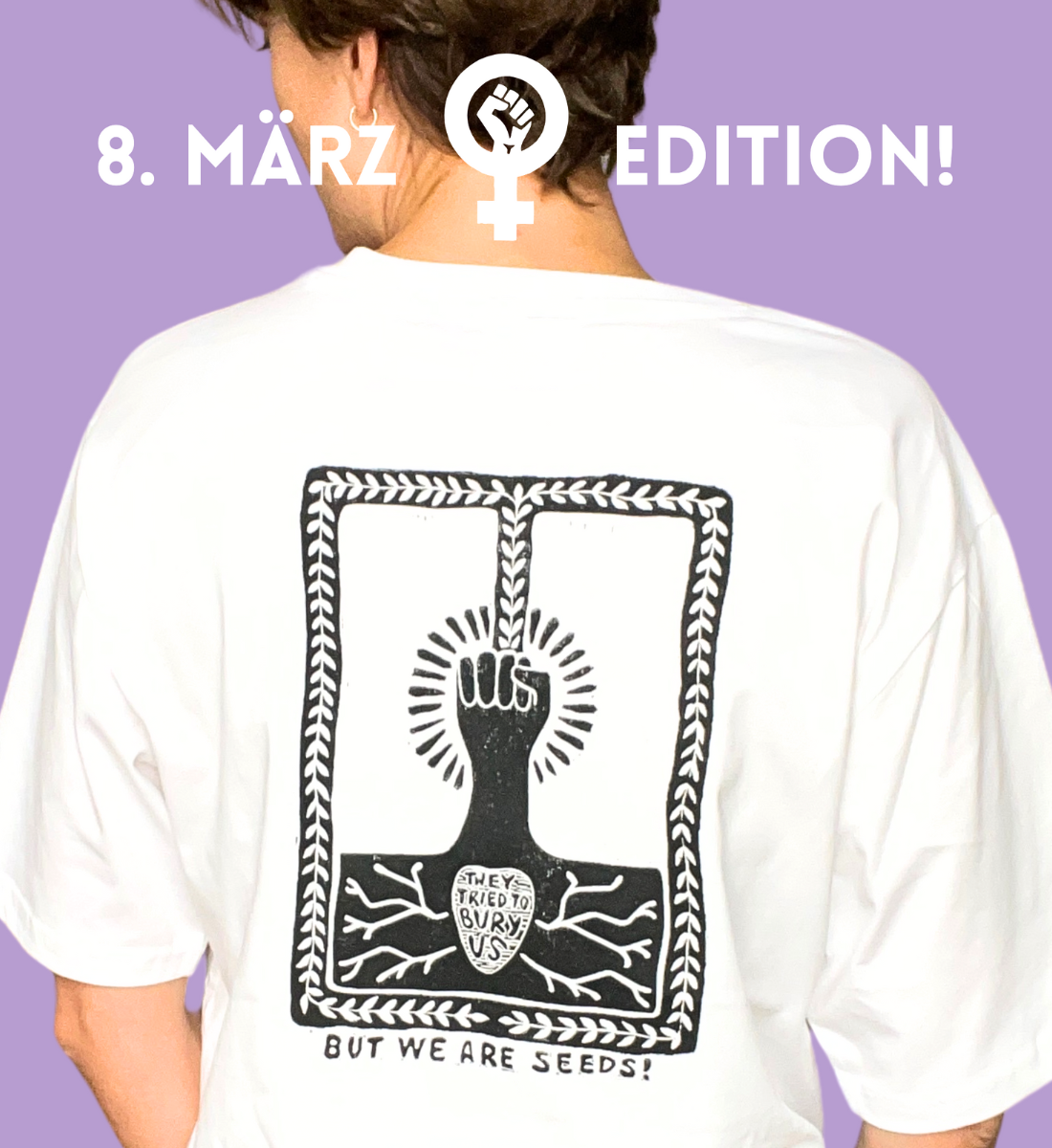 Feministisches T-Shirt mit handbedrucktem Linoldruck Motiv “They tried to bury us but we are Seeds” getragen von Frau. Auf dem Feminismus T-Shirt zu sehen ist das Feminismus Symbol - die feministische Faust.
