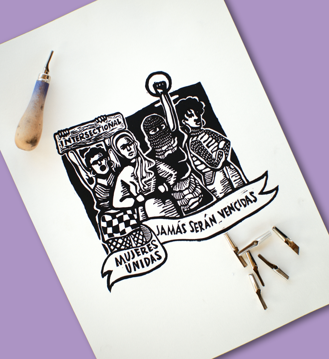Feminismus Kunst in Form eines schwarzen handbedruckten Linoldrucks zum Internationalem Frauentag. “Intersectional feminism” steht auf dem Banner, das Frauen auf einer Demonstration tragen.