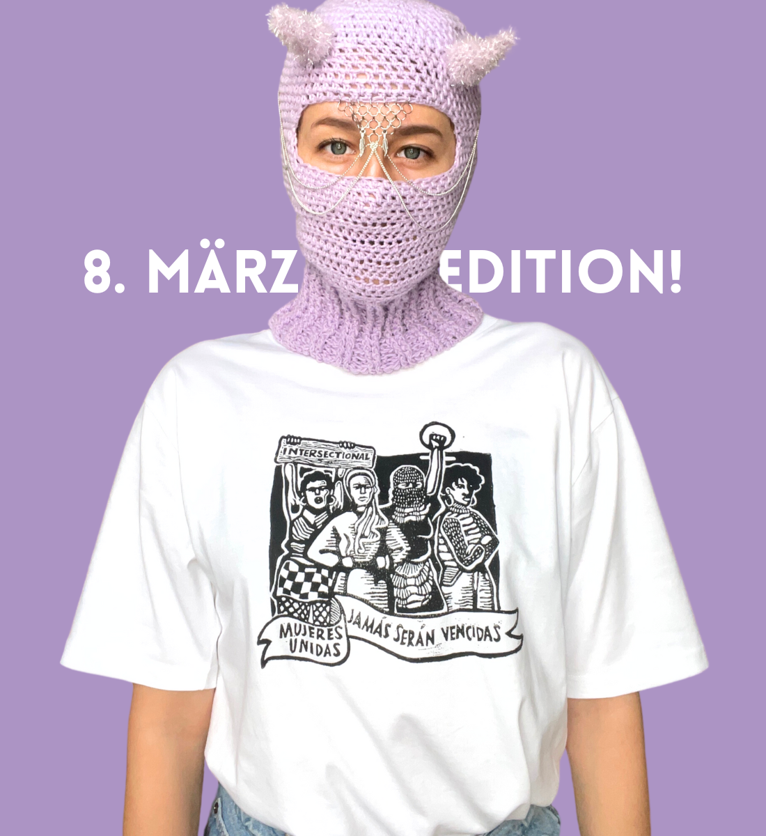 Frau trägt Weltfrauentag T-Shirt, darauf zu sehen sind protestierende Frauen und der Schriftzug “Mujeres unidas jamás serán vencidas”.