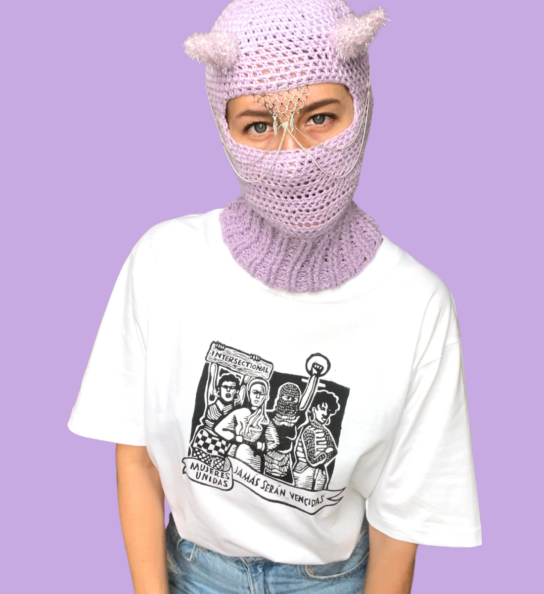 Empowerment T-Shirt getragen von Frau mit feministischer Balaklava handbedruckt mit Linolschnitt.