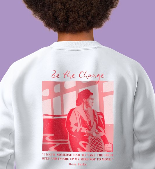 Frau mit Sweater mit Rückenprint “Be the change” und einem Zitat von Rosa Parks, als sie sich weigerte im Bus aufzustehen. Ein Zeichen gegen Rassismus und Faschismus.