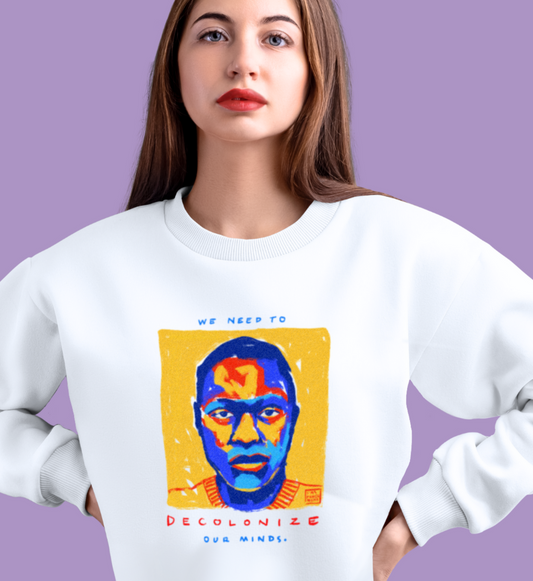 Frau trägt antirassistischen Pullover mit Frontprint Statement “We need to decolonize our minds” gegen Rassismus und Faschismus.