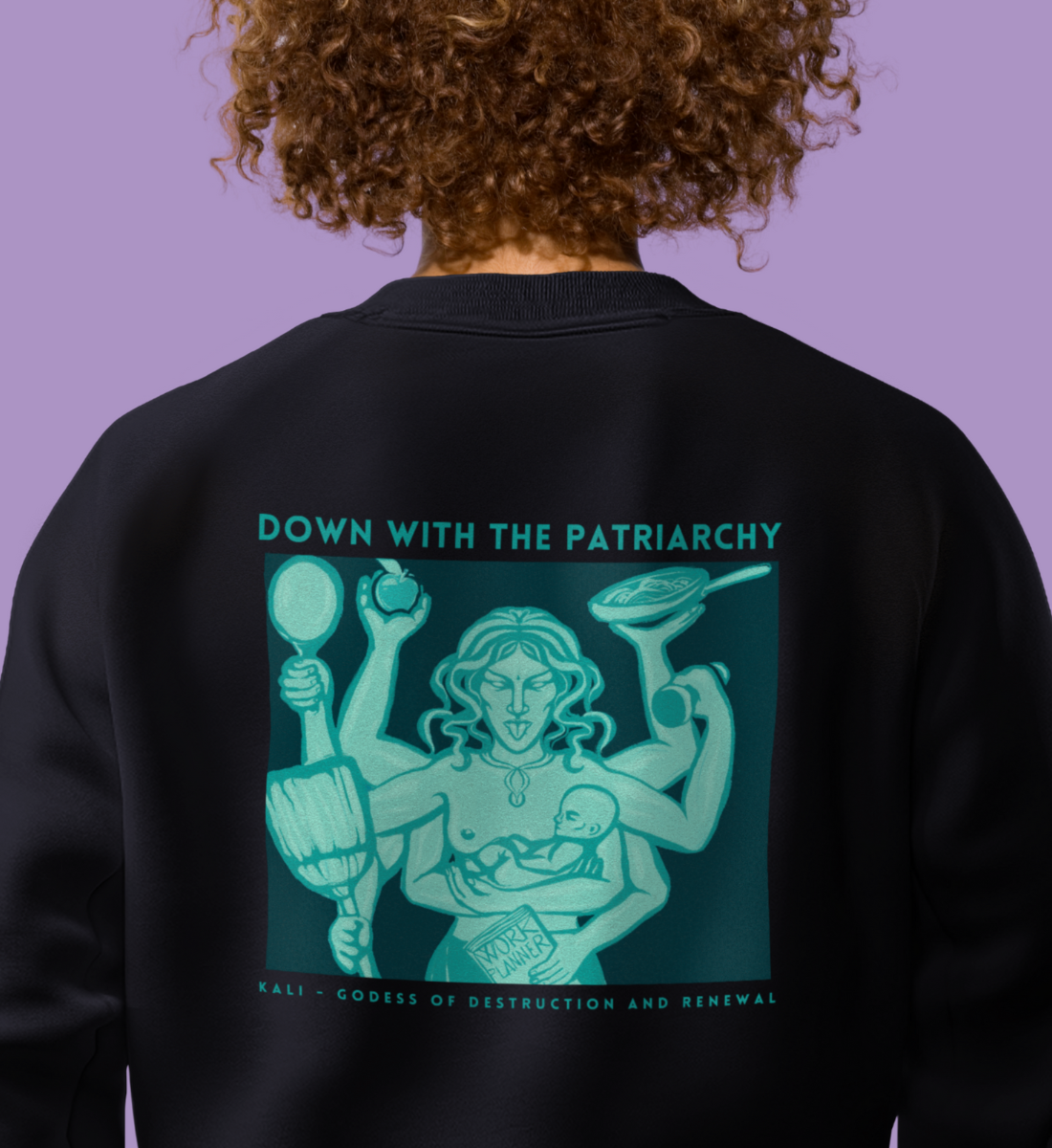 Frau mit Feministischem Sweater aus 100% Biobaumwolle mit Göttin Kali Rückenprint und  “Down with the Patriarchy” Statement.