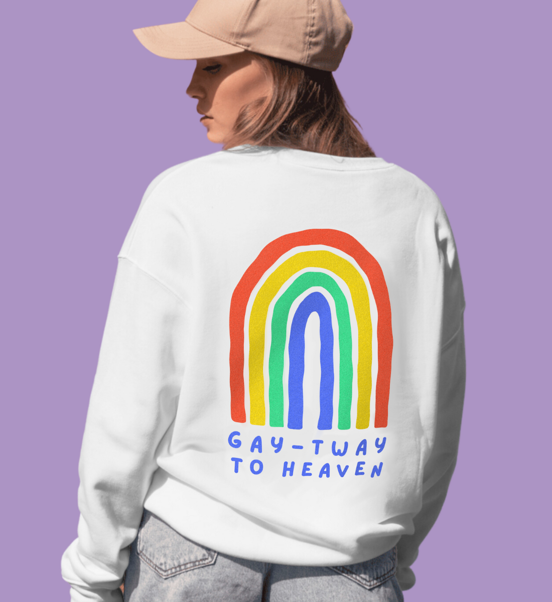 Frau trägt Unisex Rainbow Sweater mit Regenbogen - Rückenprint und Statement “Gaytway to heaven”.