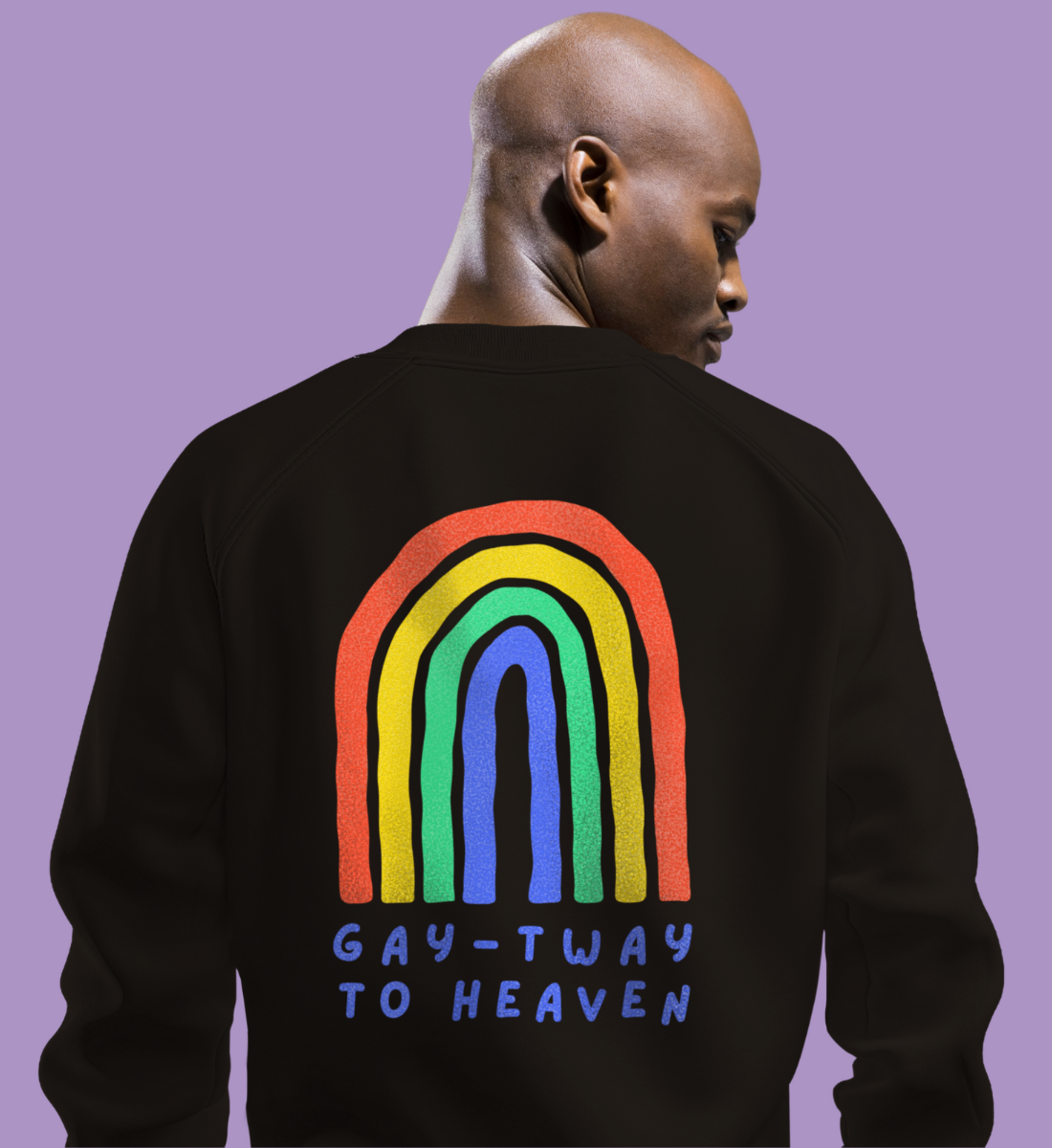 Mann mit Regenbogen Pride Pullover mit Rückenaufdruck. Auf dem Backprint zu sehen ist ein Regenbogen und darunter steht “Gay-teway to heaven”. 