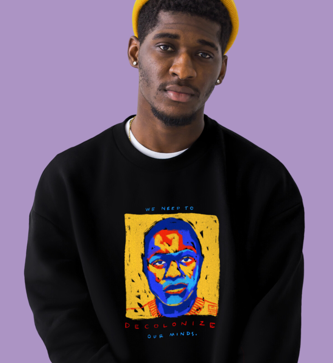 Mann trägt Anti Rassismus Sweater mit antirassistischem Statement “We need to decolonize our minds” und dem farbenfrohem Audruck einer POC Person.
