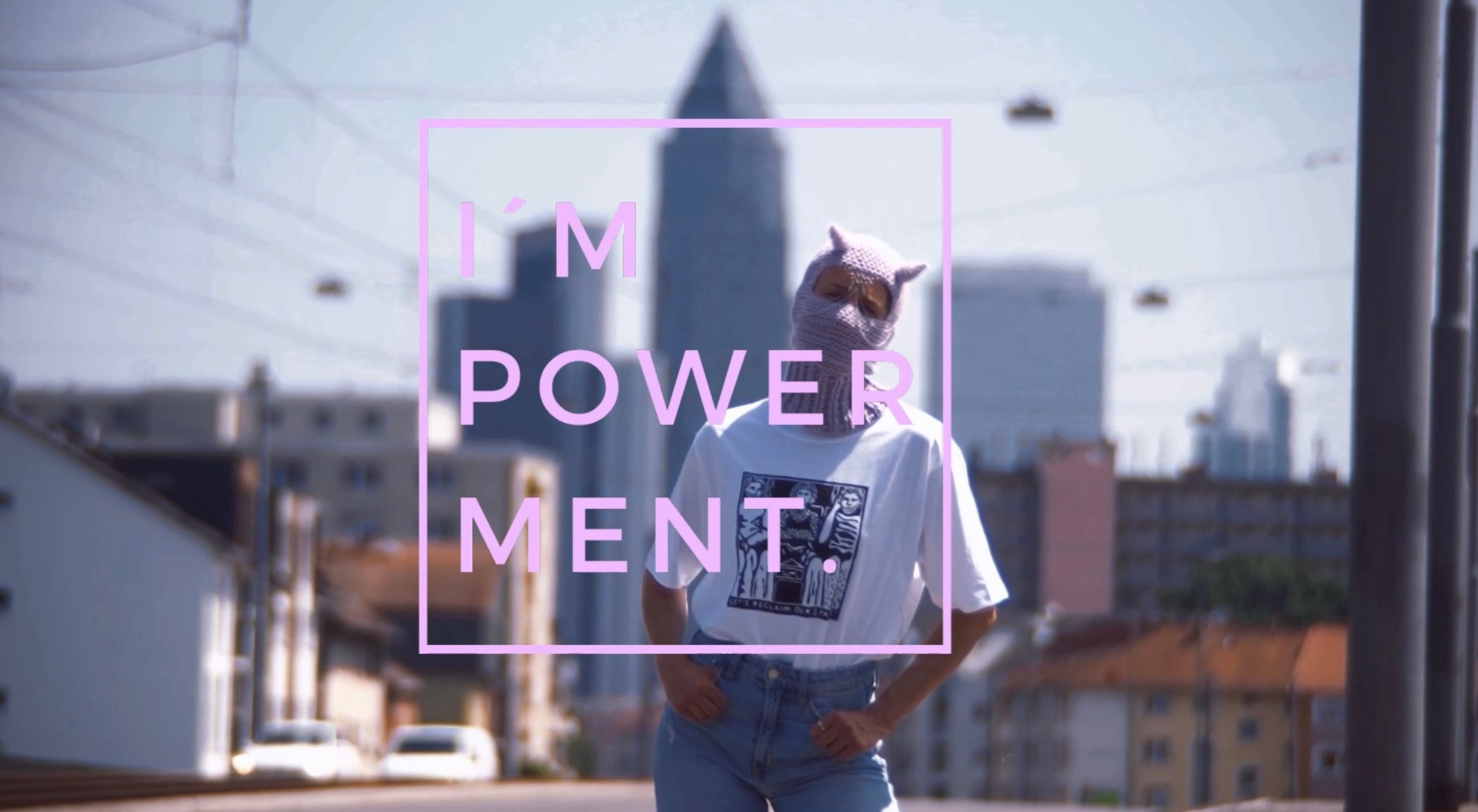 Video laden: Verschiedene handbedruckte feministische T-Shirts als Video.